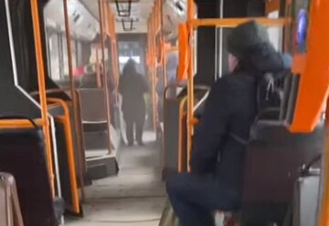 Кияни зняли на відео "втомлений" автобус з дірками в підлозі: "За що ми платимо?"