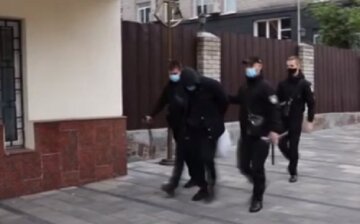 В Киеве совершили вооружение нападение на отделение "Укрпочты", фото: грозит 12 лет тюрьмы