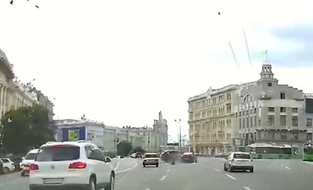 На площади Конституции в Харькове произошло тройное ДТП: момент попал на видео