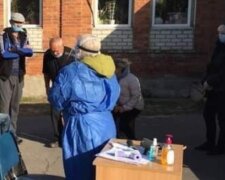 "На улице, без масок": кандидат в мэры решил проверить избирателей на китайский вирус на Харьковщине