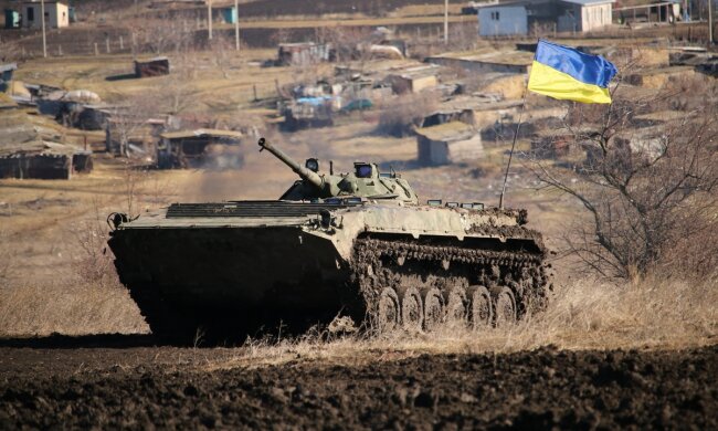 Екстрим на полігоні: як курсантів навчають їздити на танках – фото