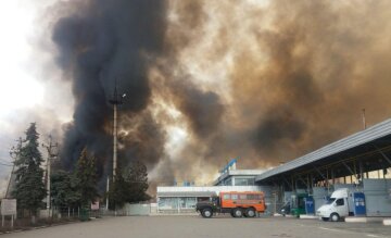 Масштабна пожежа палає в Одесі, кадри НП: "вогонь підбирається до АЗС"
