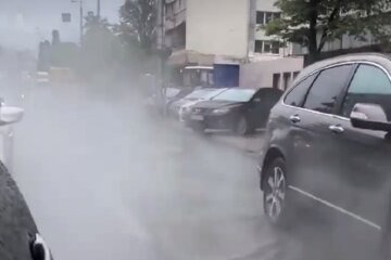 Центр Киева залило кипятком после аварии: видео потопа