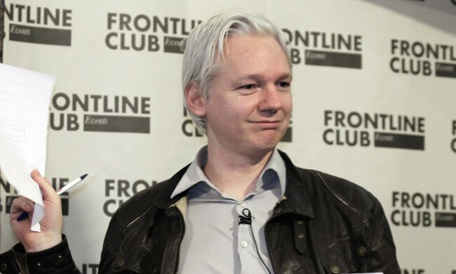 Основатель WikiLeaks готов сдаться американскому суду