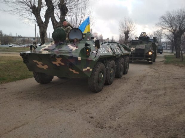 Готові діяти рішуче: військових з важкою технікою стягнули на кордон в Одеській області, відео