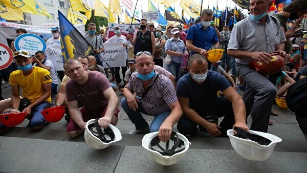 Соціальне літо: збідніле населення, протести шахтарів, зміни соціальних стандартів