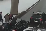 У Києві водії влаштували побоїще прямо на мосту: бійка потрапила на відео