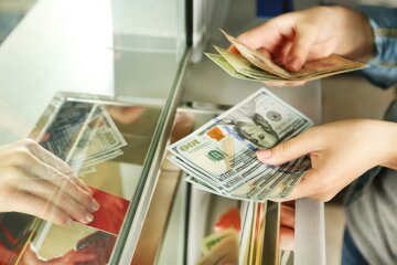 Украинцев засыпали фальшивыми гривнами, от настоящих не отличить: как распознать подделку