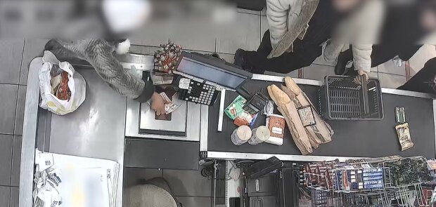Жінка вкрала з каси гроші, якими ж розрахувалася: інцидент потрапив на відео