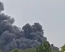 "Дим іде досі": потужні вибухи пролунали на базі окупантів у Мелітополі, кадри