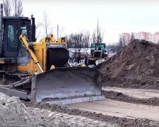 "Звалище замість дороги": будівництво Великої окружної дороги в Києві показали на відео