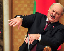 Лукашенко объяснил таинственную записку с совещания: «Бабла мало, нет мерседесов, телки на заднем»
