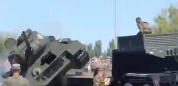 "Притворяется мертвым, чтобы не ехать в Украину": в Сети обсуждают забавное видео с танком рф