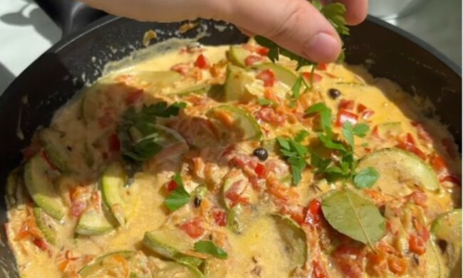 Вкус детства: рецепт нежного кабачкового рагу с соусом и сладким перцем