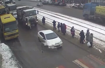 В Днепре грузовик сбил женщину, видео момента: «попала в слепую зону»