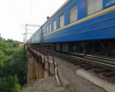 поезд на жд мосту