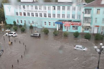 На Крым обрушились ливни, города уходят под воду: "Проблема с водой решилась"