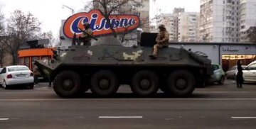 Колона військової техніки розбурхала Одесу, відео: "без розпізнавальних знаків"