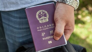 Влада Китаю почала відбирати у мешканців паспорти