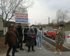 Бояться за свої сім'ї: під Одесою люди повстали проти закриття лікарні, відео