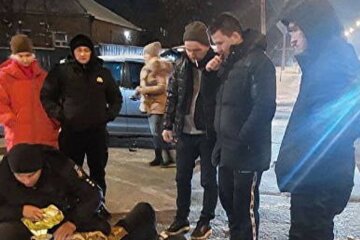 В Харькове сбили курьера, мужчина беспомощно лежал на снегу: кадры с места
