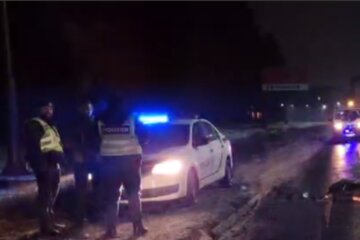 На Киевщине полиция разыскивает виновника ДТП, пешехода переехало два авто: фото с места трагедии