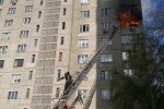 Из горящей многоэтажки в Харькове эвакуировали десятки жителей: первые кадры с места ЧП