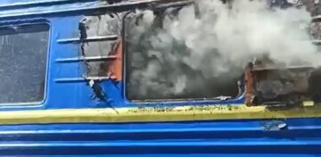 Удар по поезду с людьми, пламя охватило целый вагон: "От бессилия бьют"