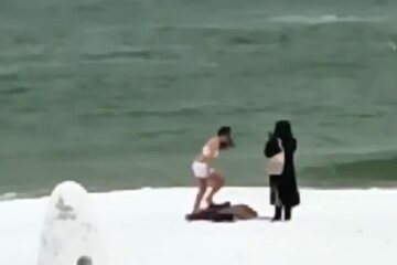 Екстремальні купання молодої одеситки в штормящому морі зняли на відео: "сніг і холод не перешкода"