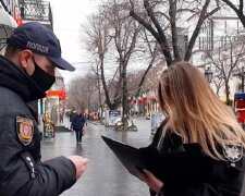 Молода дівчина підрізала одесита на Дерибасівській: "Попросив зателефонувати", фото