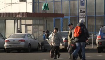 Гроші і дорогі речі не цікавлять: у Києві "гопники" нападають на людей біля метро, з'явилися прикмети