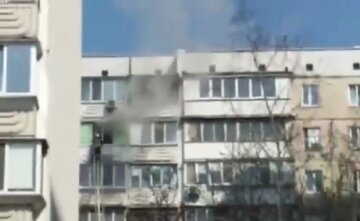 У Києві загорілася багатоповерхівка: бабуся опинилася у вогняній пастці на дев'ятому поверсі, кадри з місця НП