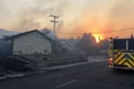 В крупном городе вспыхнул пожар, пламя сжигает все на своем пути, людей срочно эвакуируют: что происходит