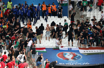 epa05375177 Clashes in the stands prior the UEFA EURO 2016 group F preliminary round match between Iceland and Hungary at Stade Velodrome in Marseille, France, 18 June 2016. (RESTRICTIONS APPLY: For editorial news reporting purposes only. Not used for commercial or marketing purposes without prior written approval of UEFA. Images must appear as still images and must not emulate match action video footage. Photographs published in online publications (whether via the Internet or otherwise) shall have an interval of at least 20 seconds between the posting.)  EPA/ALI HAIDER   EDITORIAL USE ONLY