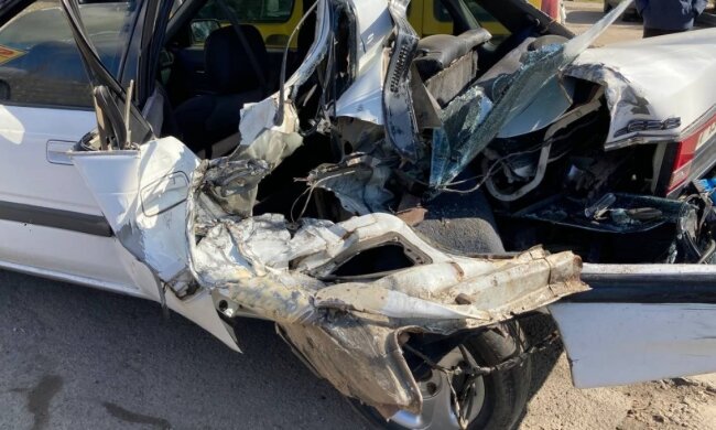 В Одессе грузовик раздавил легковушку, как консервную банку, кадры ДТП: "Остановилась на светофоре"