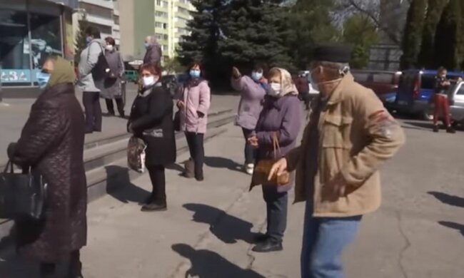банк, пенсії пенсіонери, черга