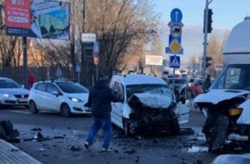 Под Киевом произошло серьезное ДТП: авто столкнулись на "перекрестке зла", фото