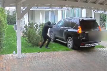 Жахіття під Києвом: розстріляли прямо у дворі