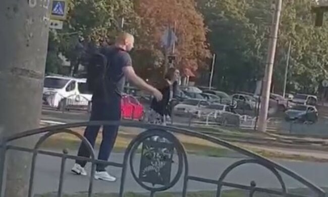 У Харкові чоловік без одягу кидався на перехожих, відео: "напав на хлопця і..."