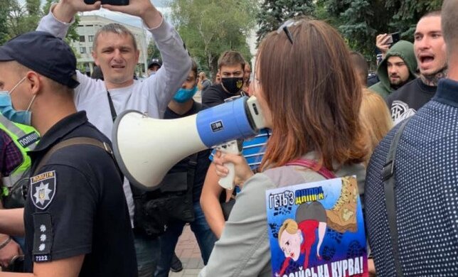 "Геть з Дніпра!": активісти розігнали проросійський мітинг "за мир", кадри