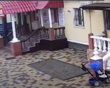 На Одещині серед білого дня обікрали матір з дитиною в колясці: свавілля потрапило на відео