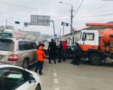 Легковик не поділив дорогу з вантажівкою і джипом: кадри потрійної ДТП в Одесі