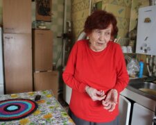Захисники радіють і захоплюються: 90-річна українка показала, як робить свій внесок у перемогу