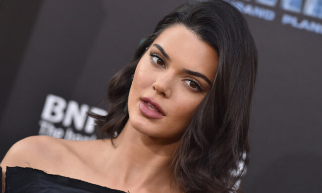 Розпусна Кендалл Дженнер без краплі сорому показала дуже багато: з одягу тільки чоботи