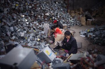 Удивительные кадры из жизни сортировщиков электронных отходов  (фото)