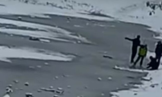 У Харкові діти влаштували небезпечні розваги на тонкому льоду: батьки навряд чи знають, фото