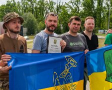 «Наша ответственность – помогать защищать жизнь»: глава Киносоюза Артем Колюбаев совместно с фондами-партнерами передал новую партию сеток на фронт