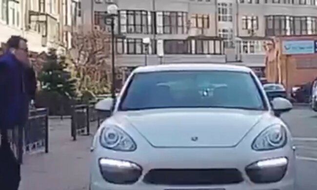 Неадекват з пістолетом влаштував переполох у Києві: відео вражає