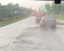 Авто плавают как корабли: потоп образовался на дорогах Харькова, кадры