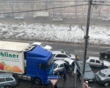 "Страйк з восьми авто": фура без гальм змела зі шляху машини в Харкові, кадри масштабної ДТП